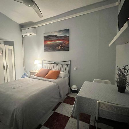 Santa Isabel Low Cost Rooms In Private House Sevilha Exterior foto