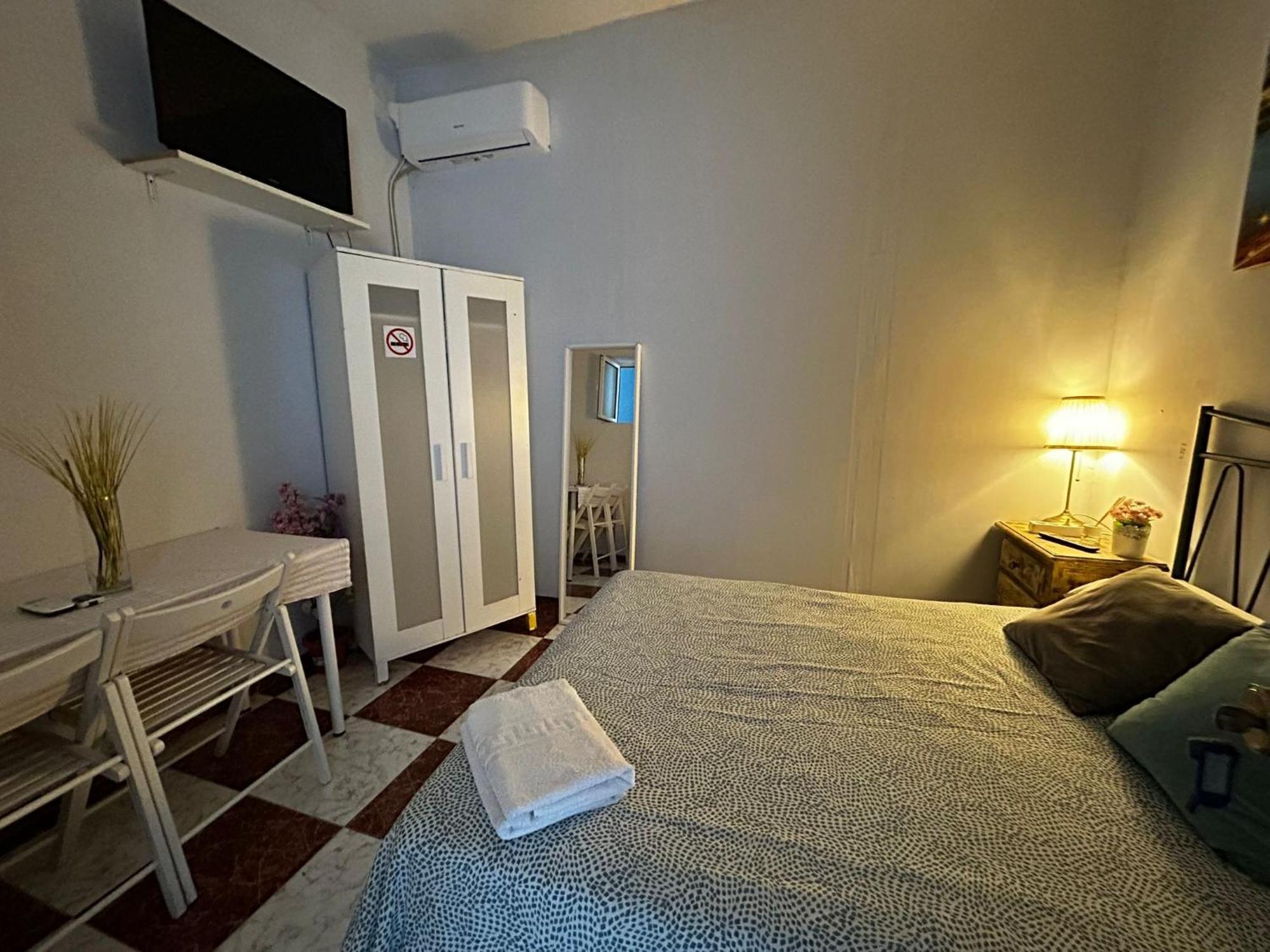 Santa Isabel Low Cost Rooms In Private House Sevilha Exterior foto