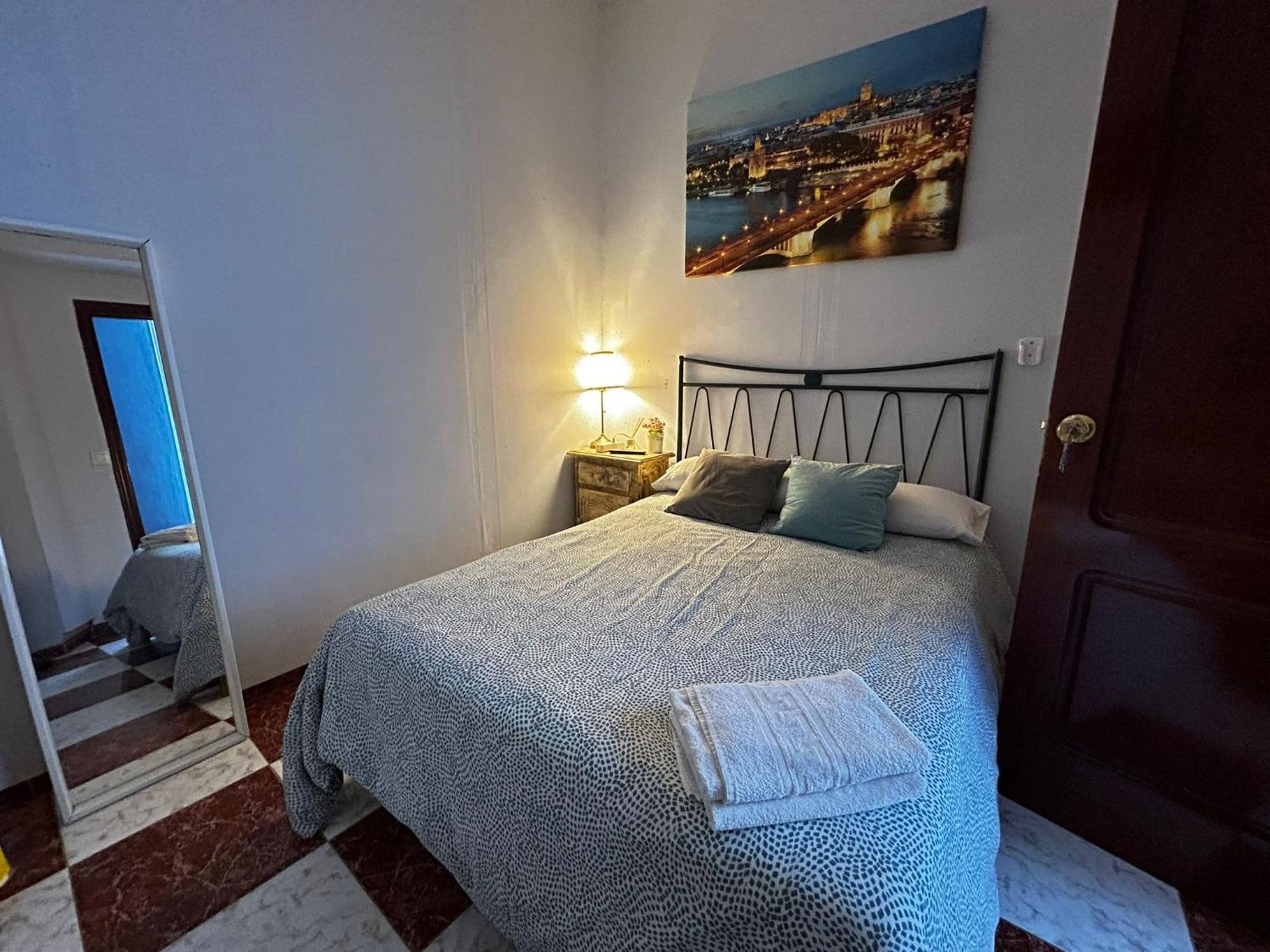 Santa Isabel Low Cost Rooms In Private House Sevilha Exterior foto