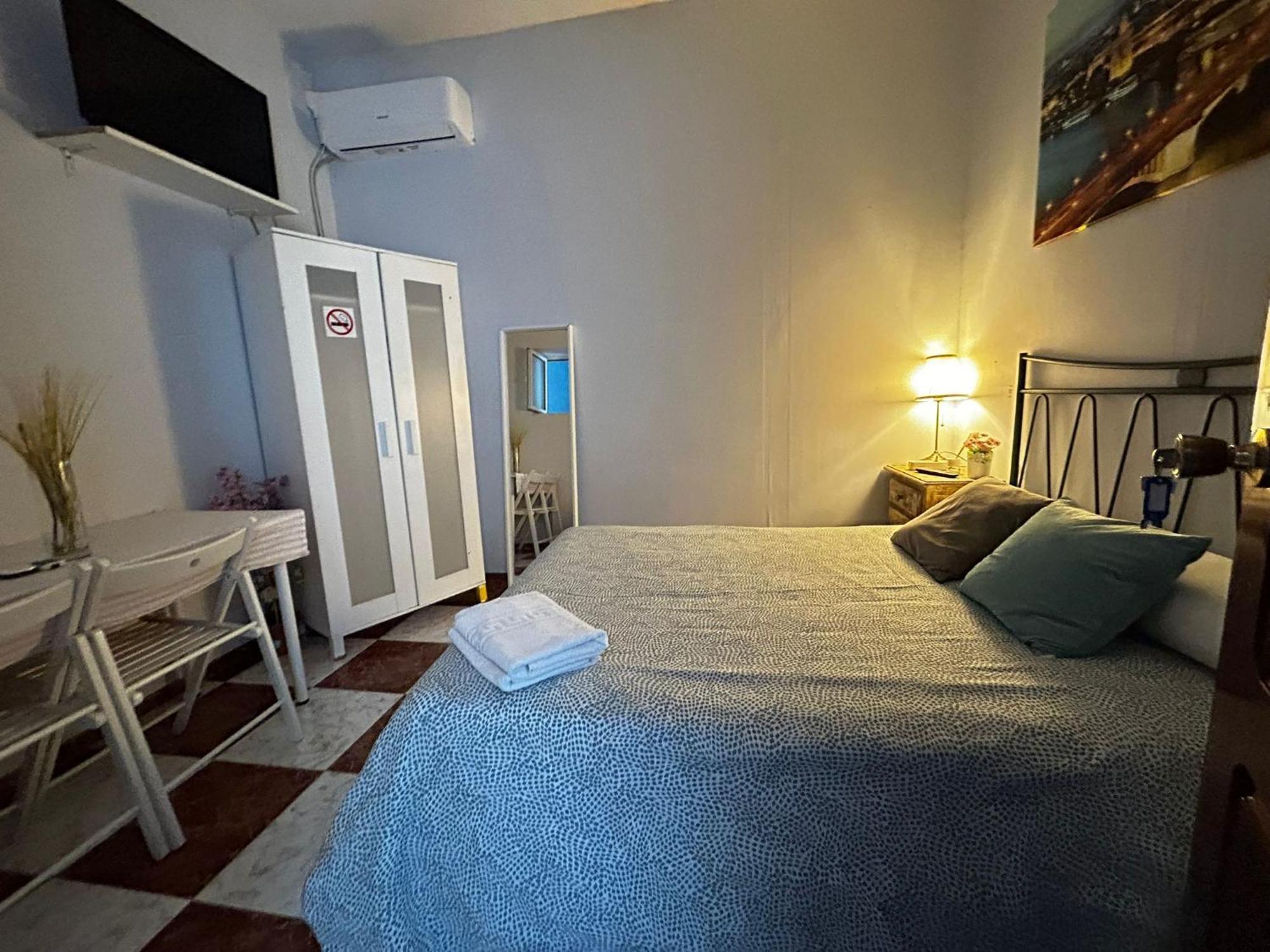 Santa Isabel Low Cost Rooms In Private House Sevilha Exterior foto