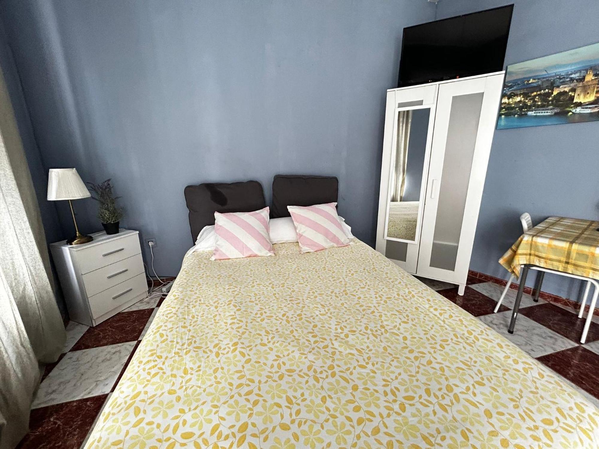 Santa Isabel Low Cost Rooms In Private House Sevilha Exterior foto
