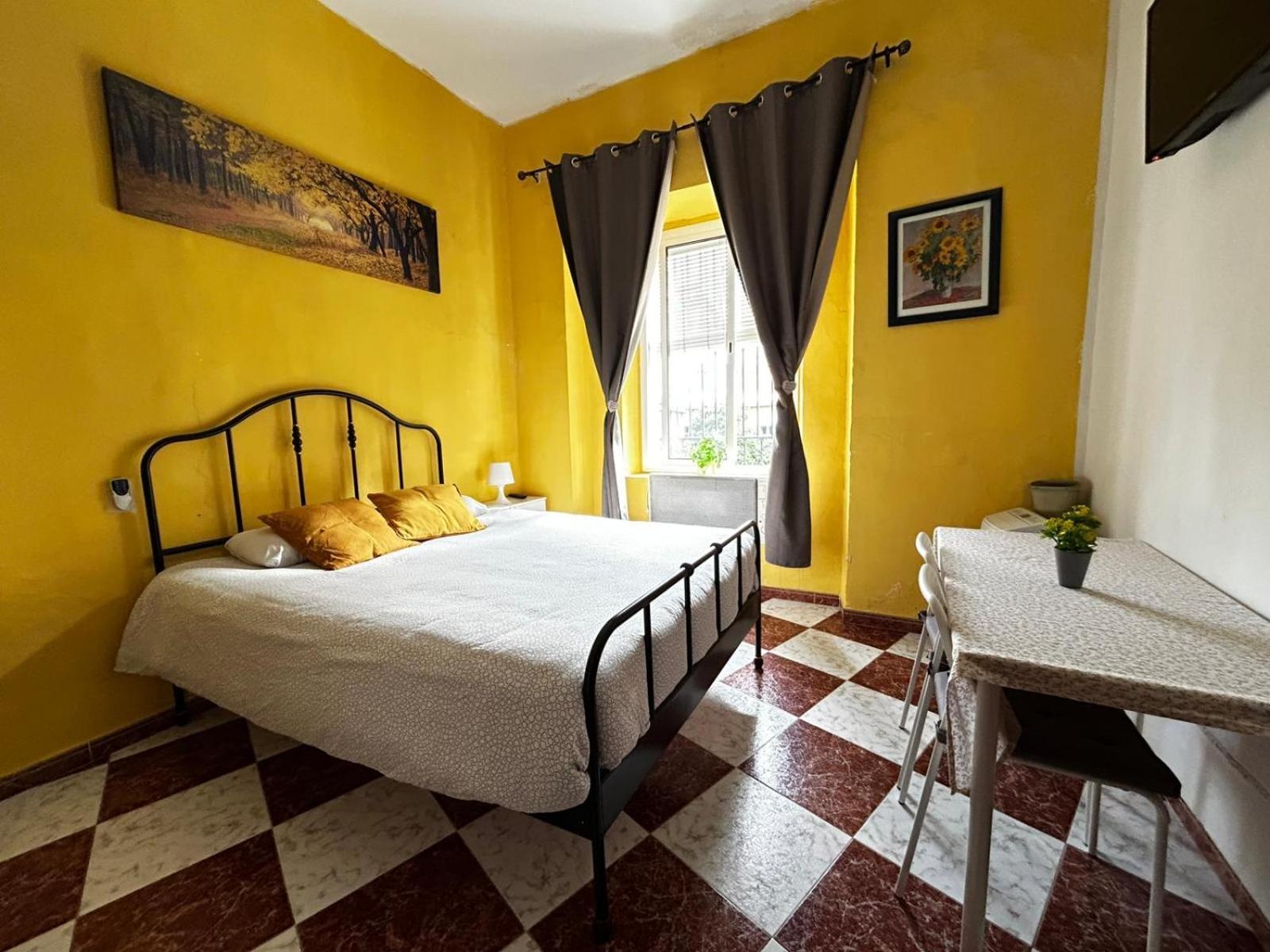 Santa Isabel Low Cost Rooms In Private House Sevilha Exterior foto