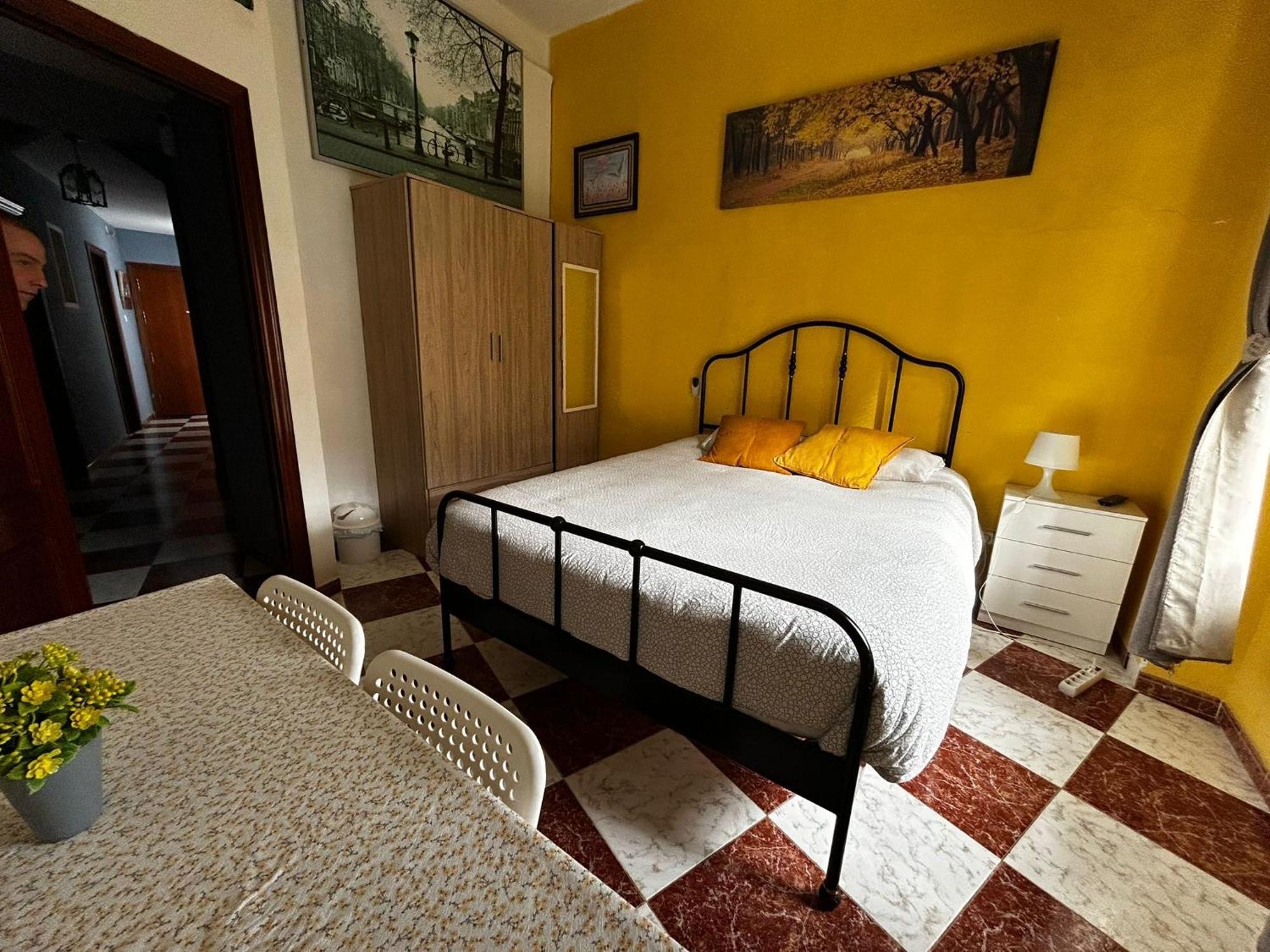 Santa Isabel Low Cost Rooms In Private House Sevilha Exterior foto