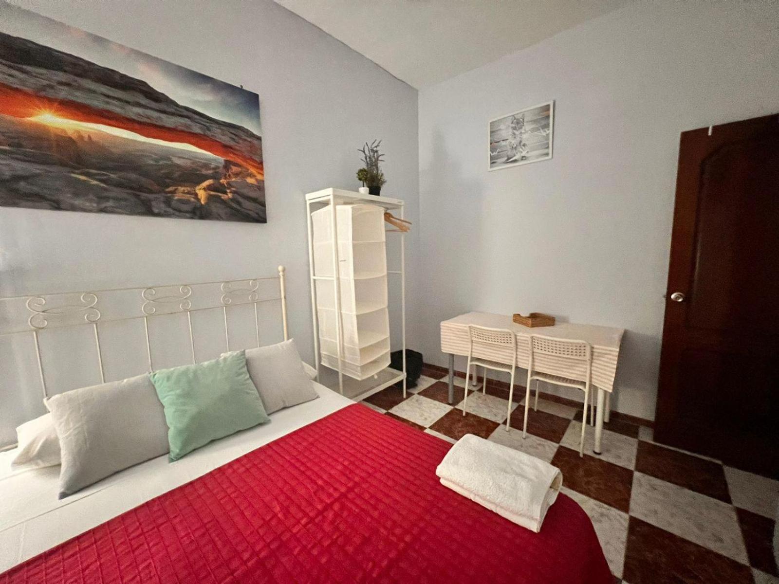 Santa Isabel Low Cost Rooms In Private House Sevilha Exterior foto